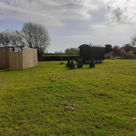 Glamping In Wiltshire In Our Luxury Shepherds Hut Chippenham  Eksteriør bilde