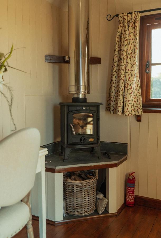 Glamping In Wiltshire In Our Luxury Shepherds Hut Chippenham  Eksteriør bilde