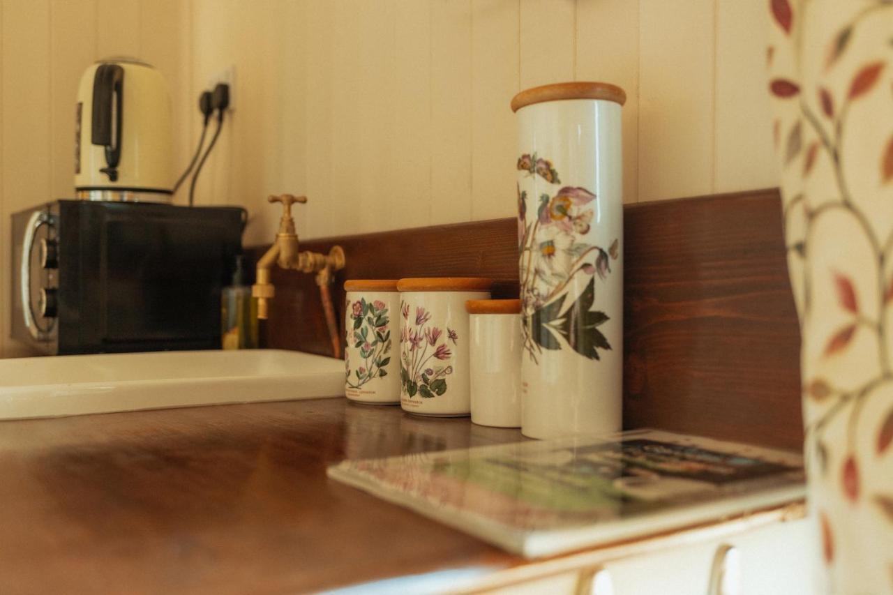Glamping In Wiltshire In Our Luxury Shepherds Hut Chippenham  Eksteriør bilde